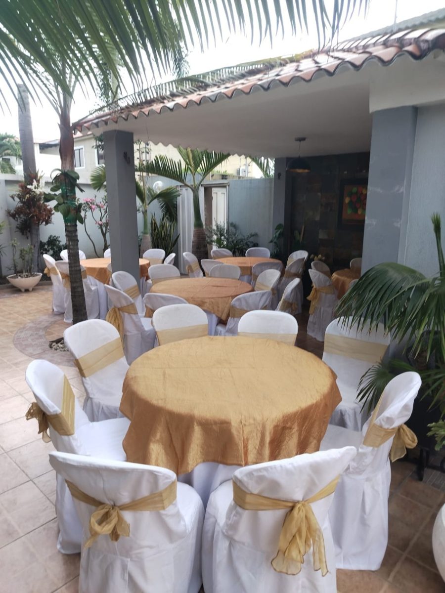 Mesas y sillas vestidas